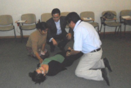 REVISION DE UN LESIONADO POR TRES ELEMENTOS DE LA BRIGADA DE PRIM. AUX.